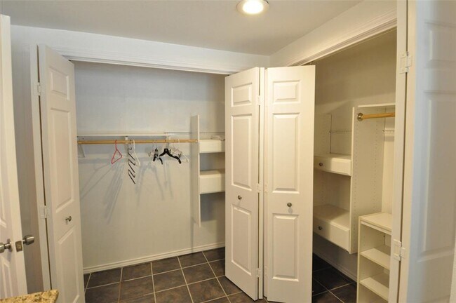 Building Photo - 9902 Talleyran Dr