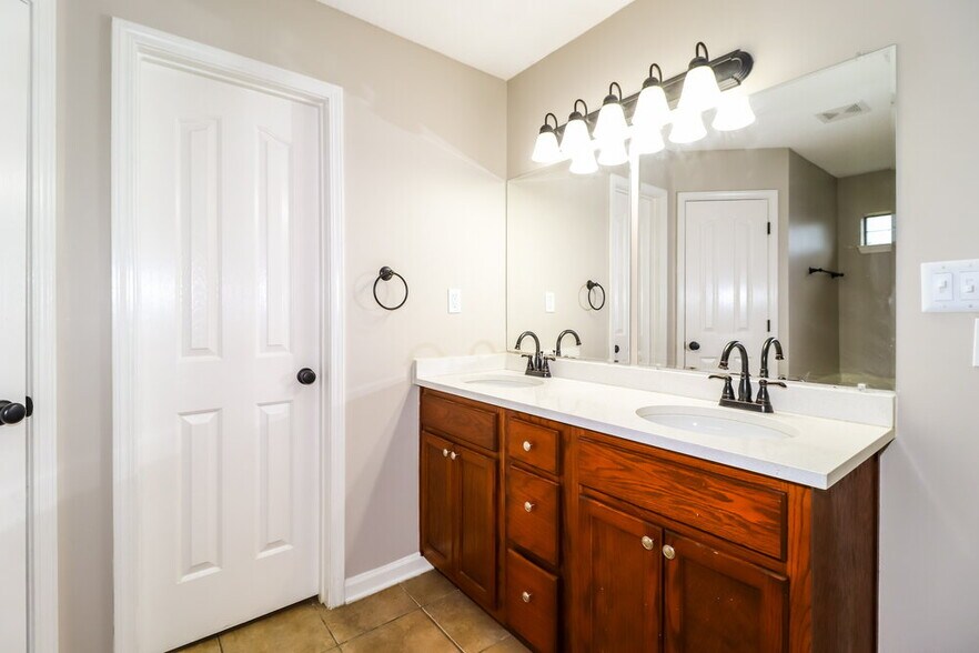Building Photo - 4276 Louden Dr
