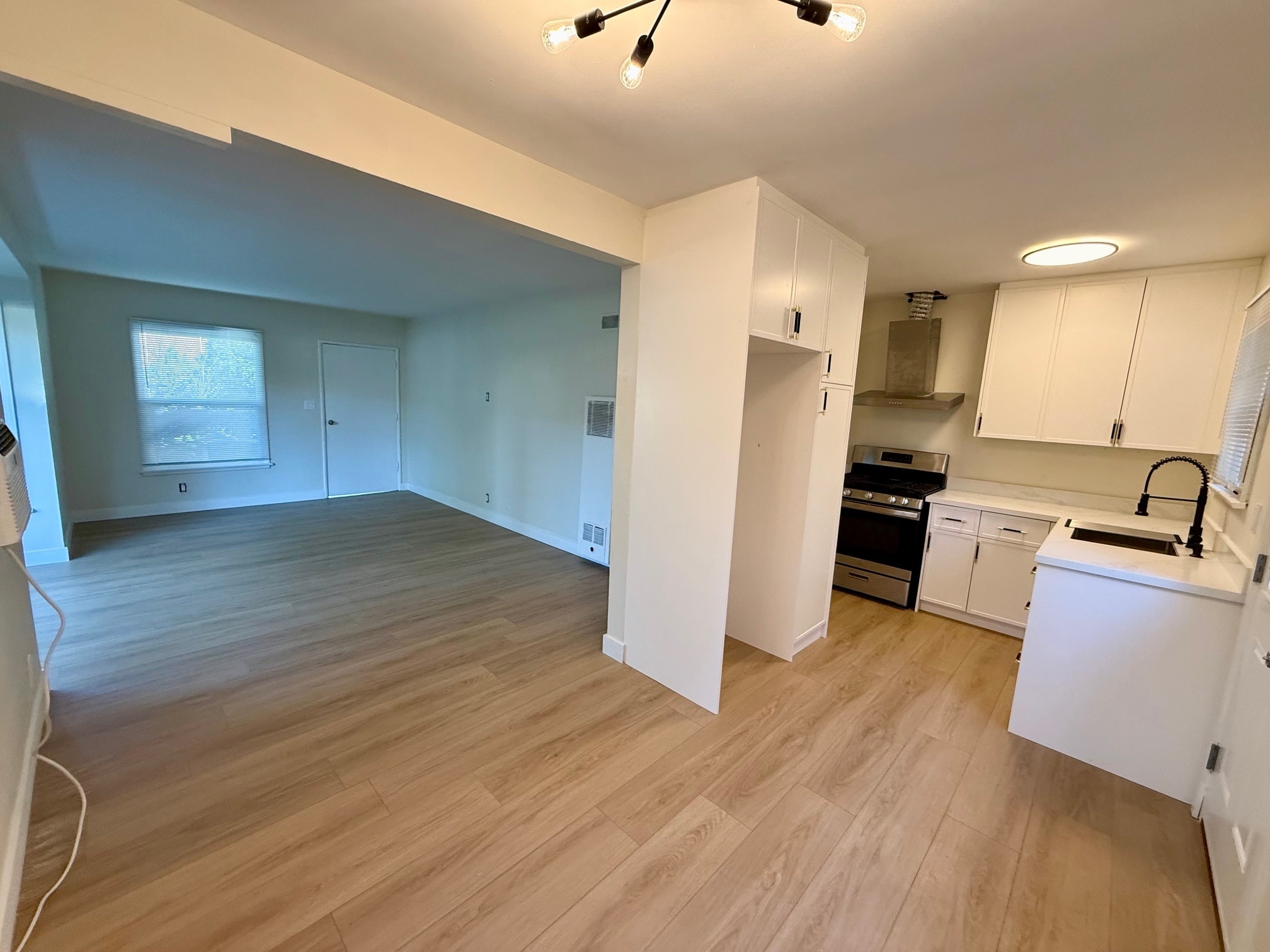 Building Photo - 14122 Delano St