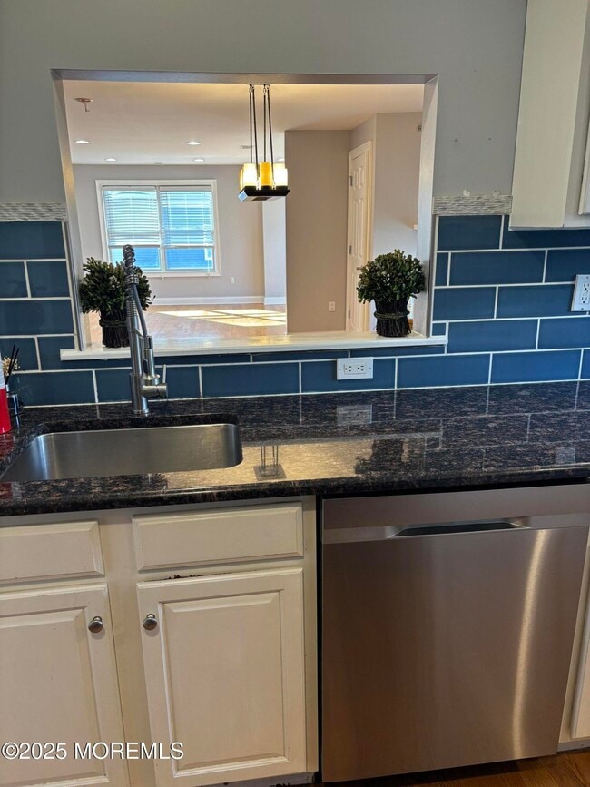 Building Photo - 112 N Broadway