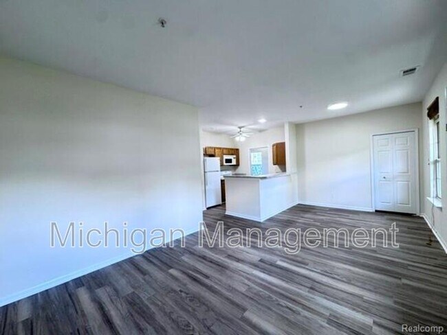 Building Photo - 488 Village Dr