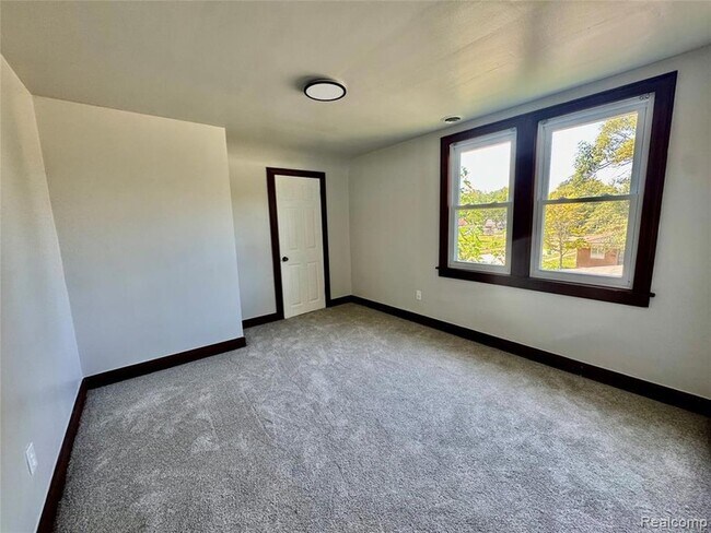Building Photo - 15511 N Park Ave