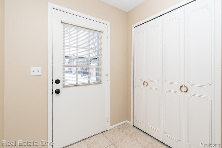 Building Photo - 5075 Buckingham