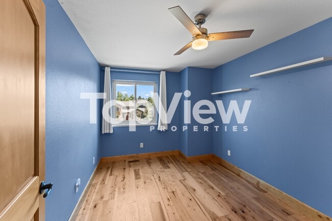 Building Photo - 2205 Valley View Dr