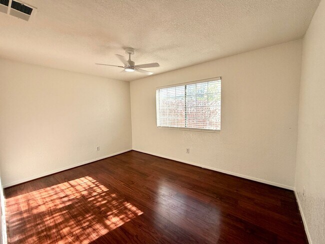 Building Photo - 236 E 46th St