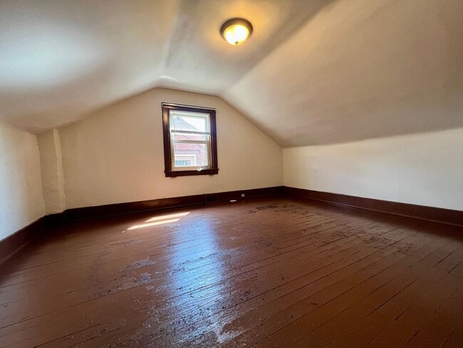 Building Photo - Charming Three Bedroom Townhouse in Squirr...