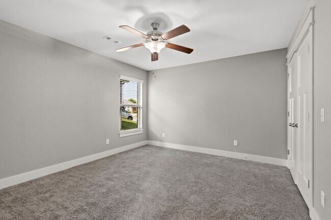 Building Photo - Come home to this stunning 4 bed/2 bath split floorplan home in Centerton!