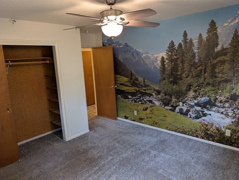 Building Photo - 2575 Yew Street Rd