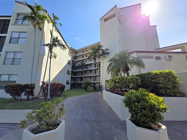 Building Photo - 2320 S Cypress Bend Dr