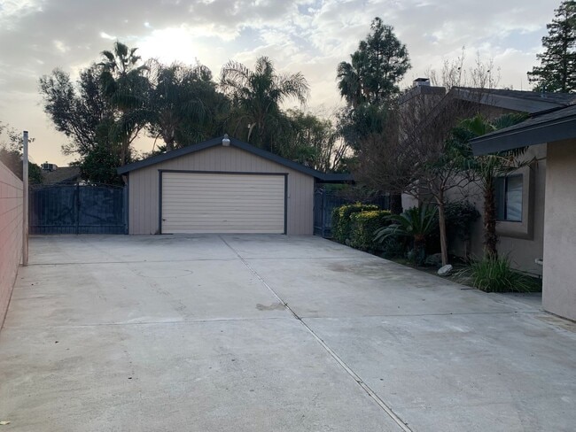 Primary Photo - NW Bakersfield home with a pool!