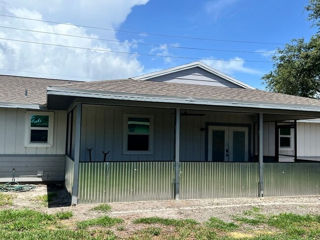 Building Photo - NEWLY RENOVATED 3 BEDROOM 2 BATH HOME- TIL...