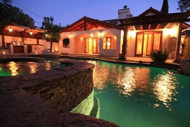 Custom Backyard - Atrium & Heated Pool/Spa - 12707 Califa St