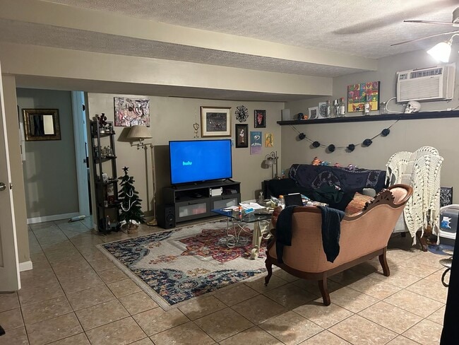 Building Photo - 2 bedroom-close to campus!