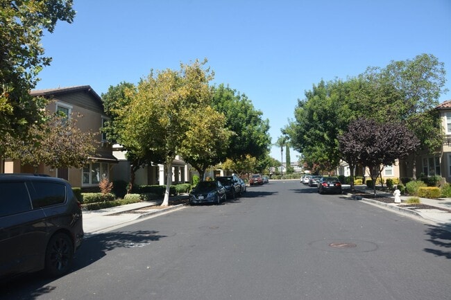 Building Photo - 321 MacArthur Way