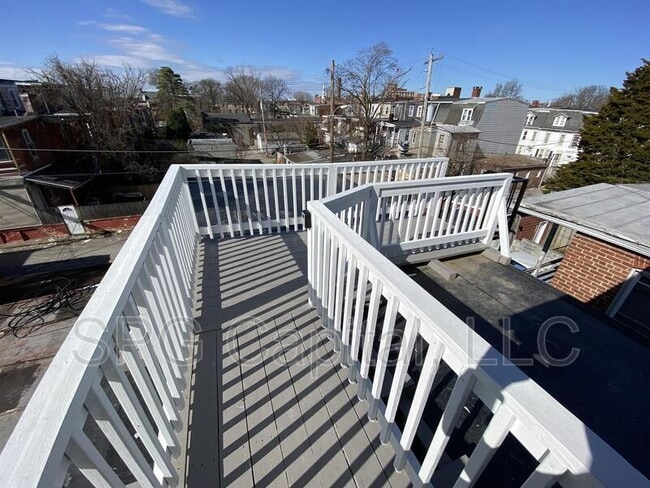 Building Photo - 164 S Pine St