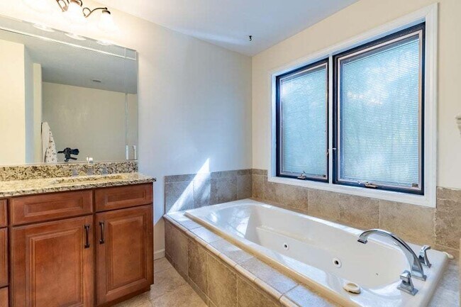 Building Photo - 9885 Belmont Ct