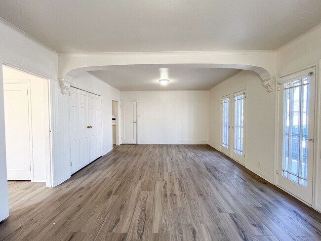 Interior Photo - 1450 W 39th St
