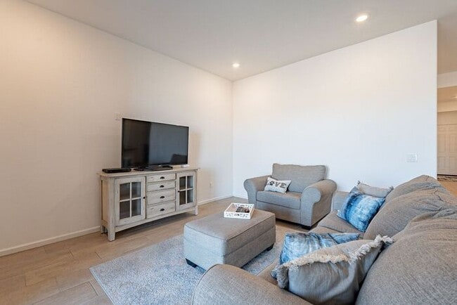 Building Photo - Bright & Spacious 4-Bed Home with 3-Car Ga...