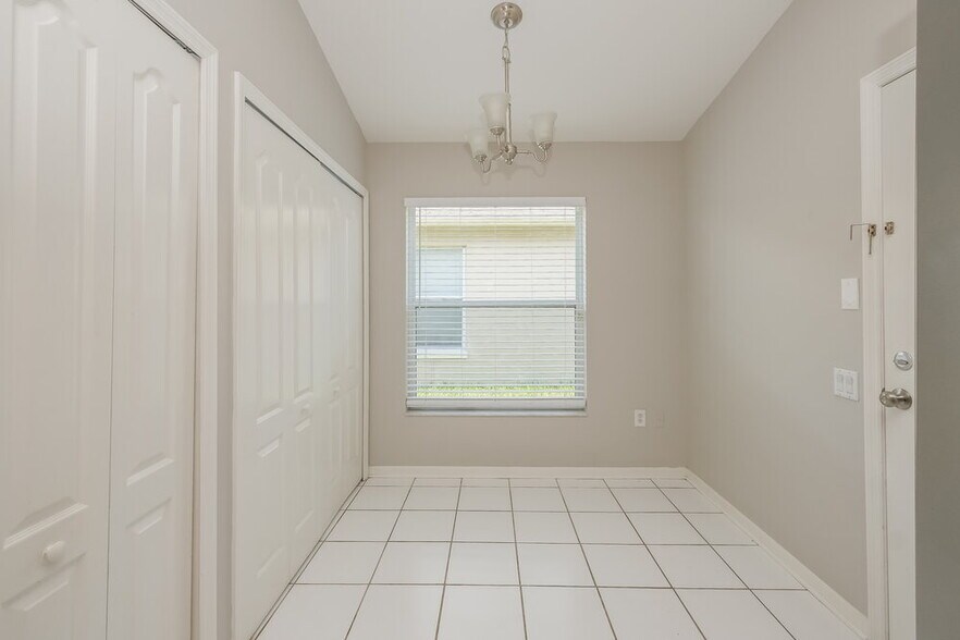 Building Photo - 927 Ridge Haven Dr