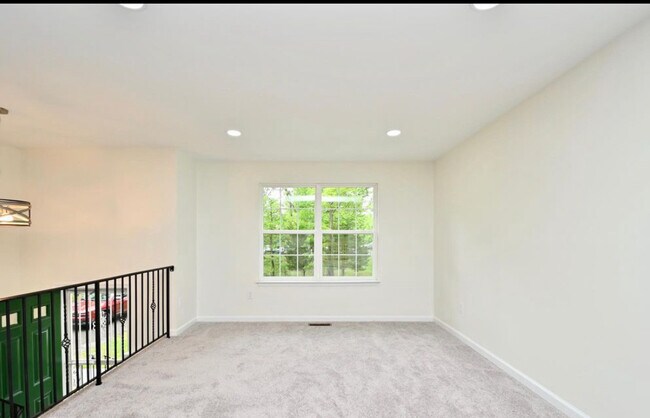 Building Photo - 16501 Accolawn Rd