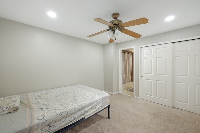 Building Photo - 91 Jamestown Rd