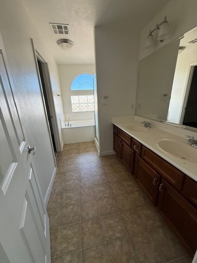 Building Photo - AVAILABLE NOW! Outstanding 3 Story Home!