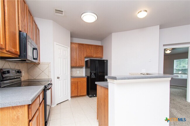 Building Photo - 6003 Shamrock Dr