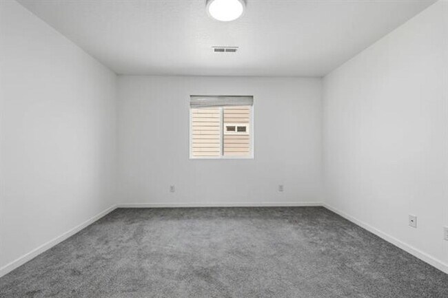 Building Photo - 124 S Glenbrook Ct