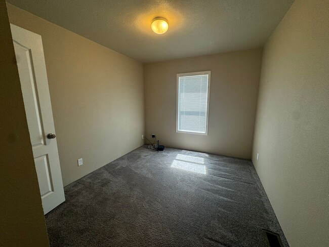 Building Photo - 3 Bedroom in Myrtle Creek