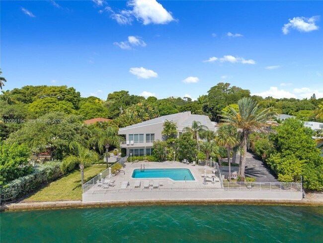 Building Photo - 6011 N Bayshore Dr