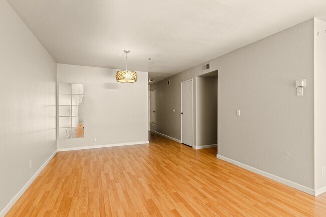 Building Photo - Utilities Paid! Modern 2 Bed Condo on the Water! Live by the Bay