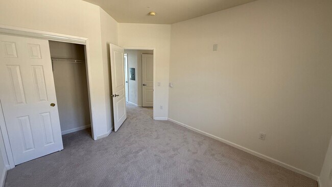 Building Photo - Epic REA - Top floor, Sweeping Views, 3 BR...
