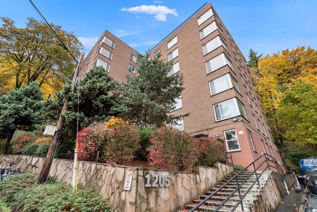 Building Photo - 1205 SW Cardinell Dr
