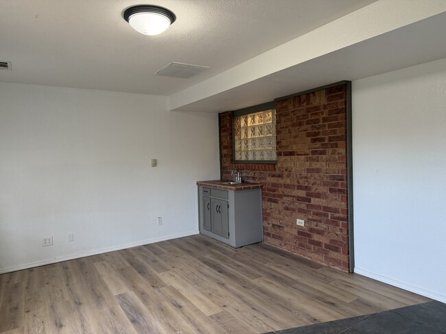 Building Photo - 202 N Cimarron Dr