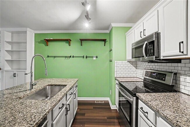 Building Photo - 1006 Creatwood Cir