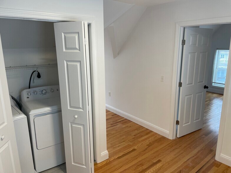 Building Photo - 125 Tunxis Hill Rd