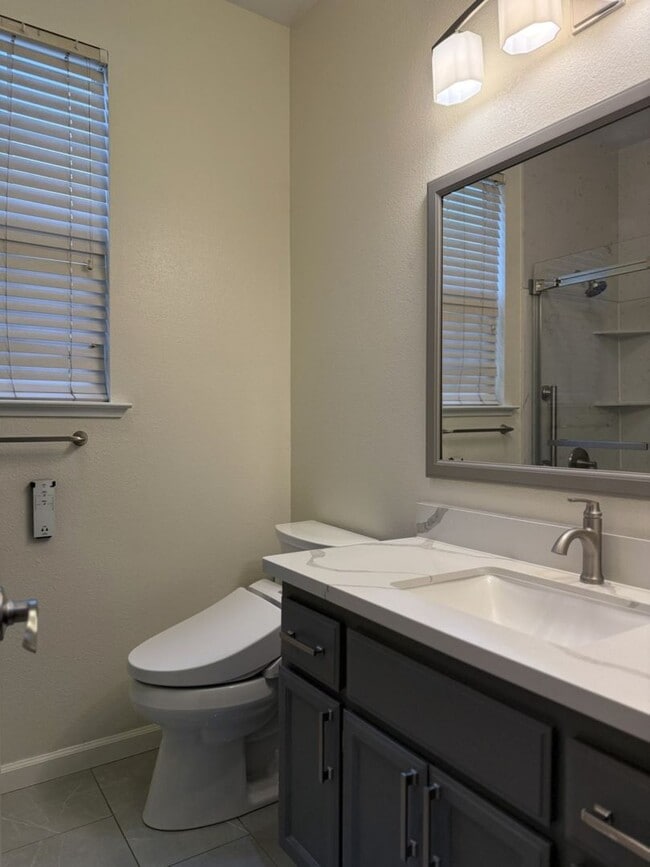 Building Photo - Lovely 5/3 with a desirable downstairs bedroom.