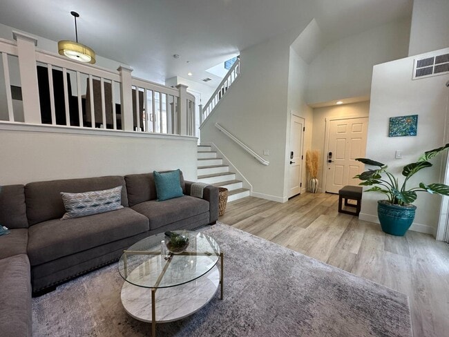 Building Photo - 1 Passage Ln