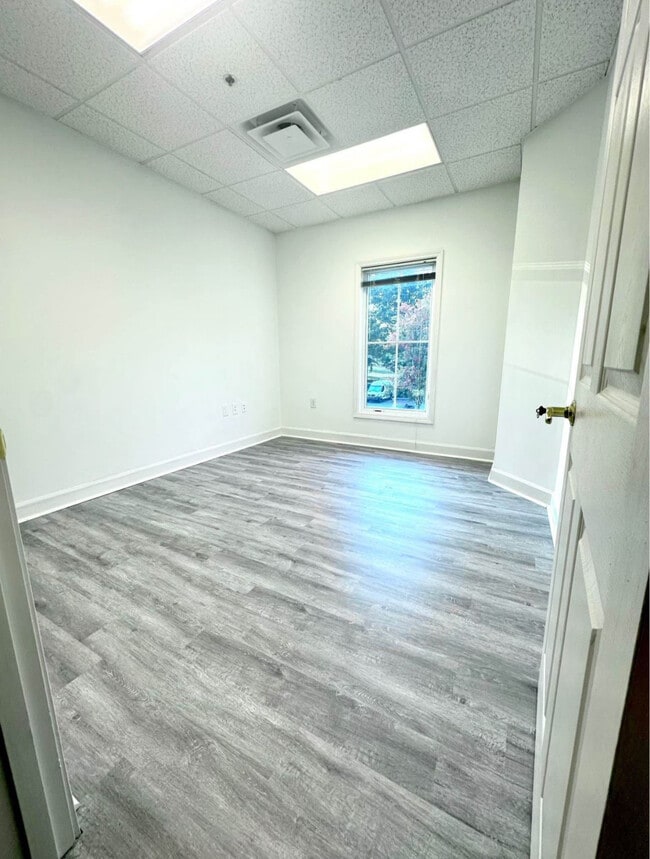 Building Photo - Opulence Beauty Unit 3