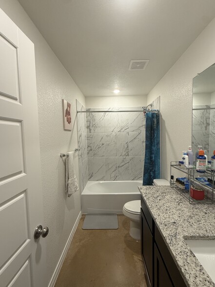 Building Photo - 1165 Lindsey Dr