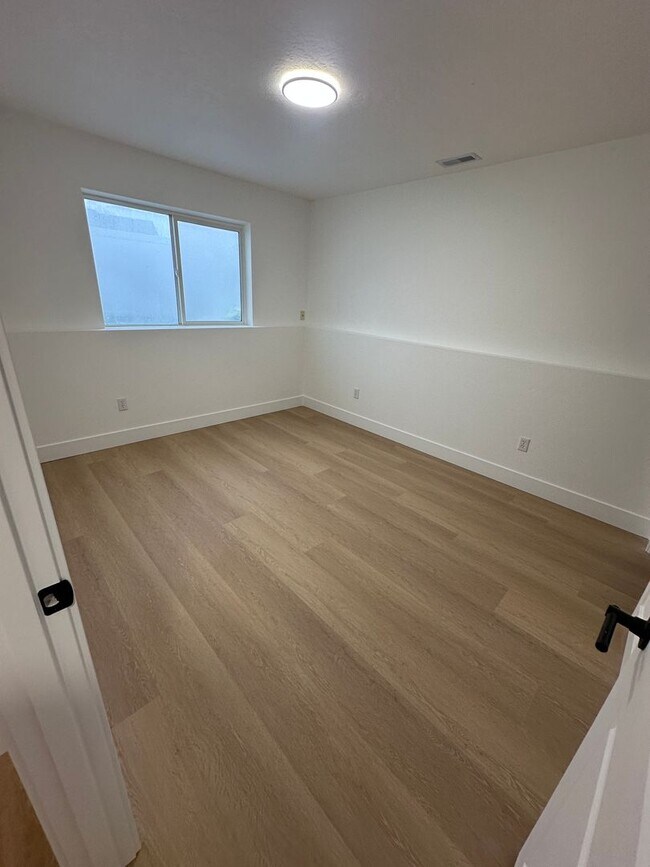 Building Photo - SPACIOUS Single Family - Remodeled- Home with big yard in great location