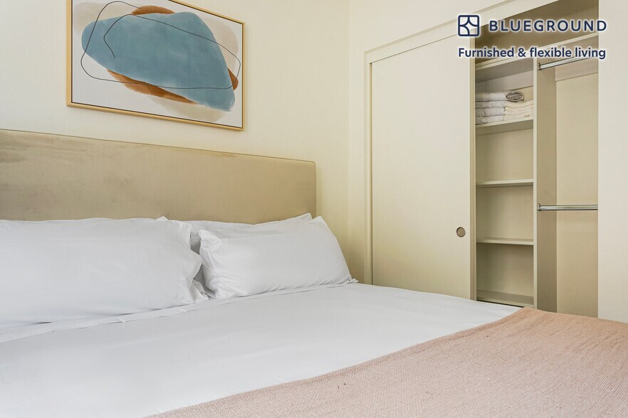 Building Photo - 760 S Serrano Ave