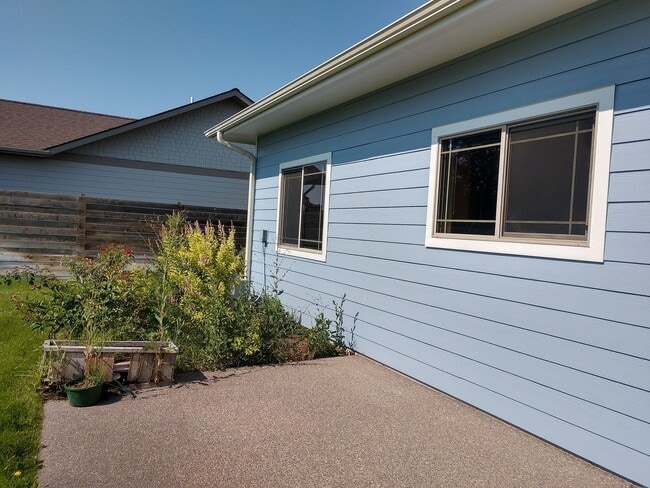 Building Photo - Desirable Silverbrook Estates Living!