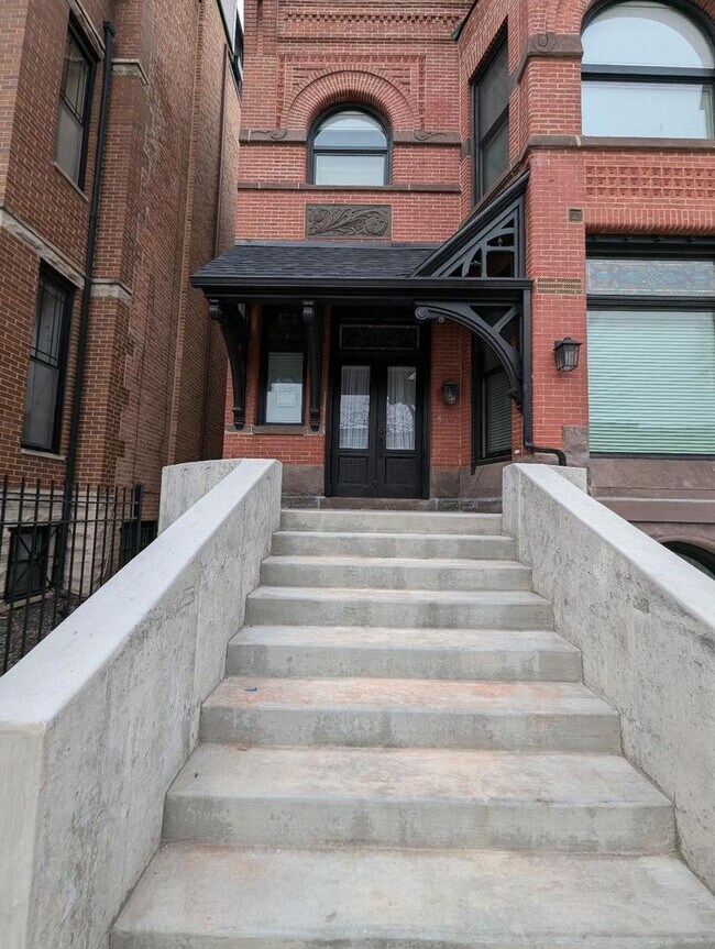 Building Photo - 2150 W Monroe St