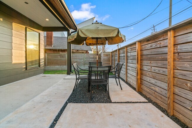 Building Photo - 3802 Commerce St