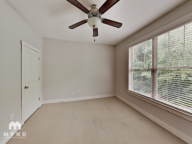 Building Photo - 171 Herring St