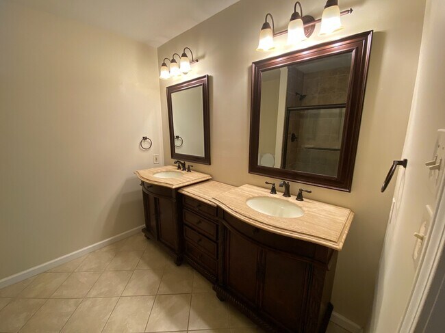 Building Photo - 1619 S Fir Pl