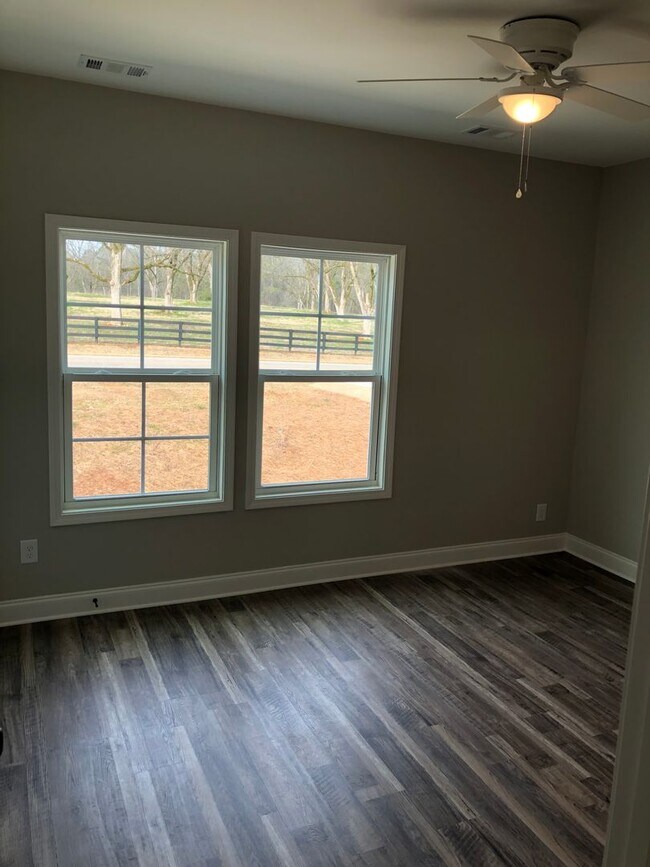 Building Photo - r368