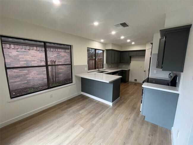 Building Photo - 11831 Oak Meadow Dr