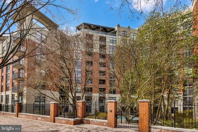 Building Photo - 1021 N Garfield St